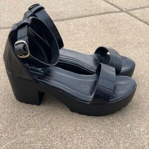 Chic Black Croc-Embossed Platform Sandals
